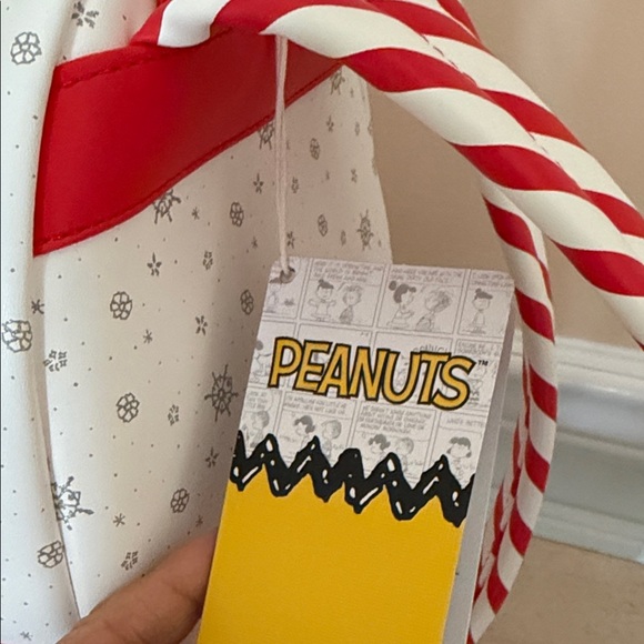 Peanuts Snoopy Plush with Green and Yellow - Picture 13 of 13